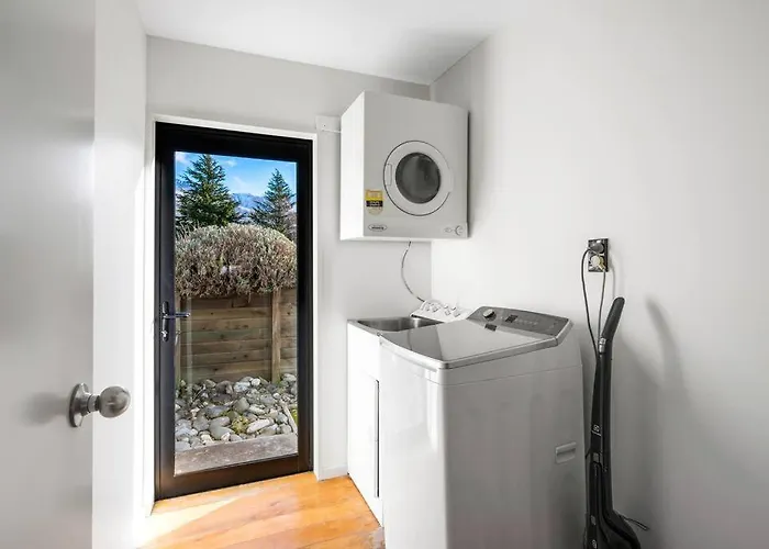 Close To Town Modern With A Fireplace And Heat Pumps Sleeps 6 Holiday home *