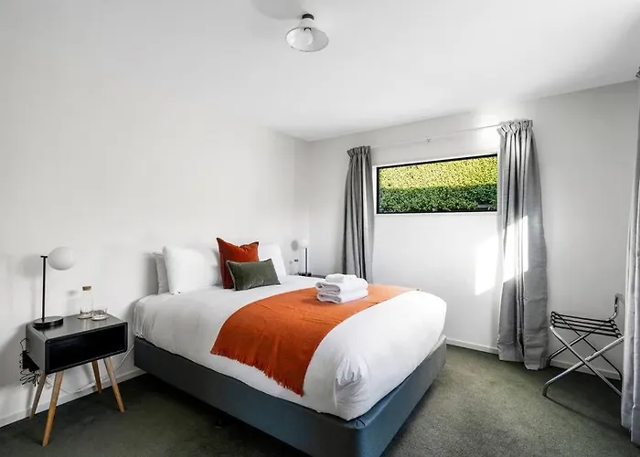 Close To Town Modern With A Fireplace And Heat Pumps Sleeps 6 * Wanaka
