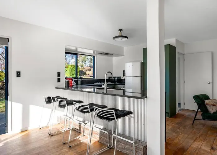 Close To Town Modern With A Fireplace And Heat Pumps Sleeps 6 Holiday home Wanaka