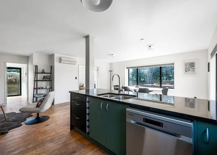 Close To Town Modern With A Fireplace And Heat Pumps Sleeps 6 * Wanaka