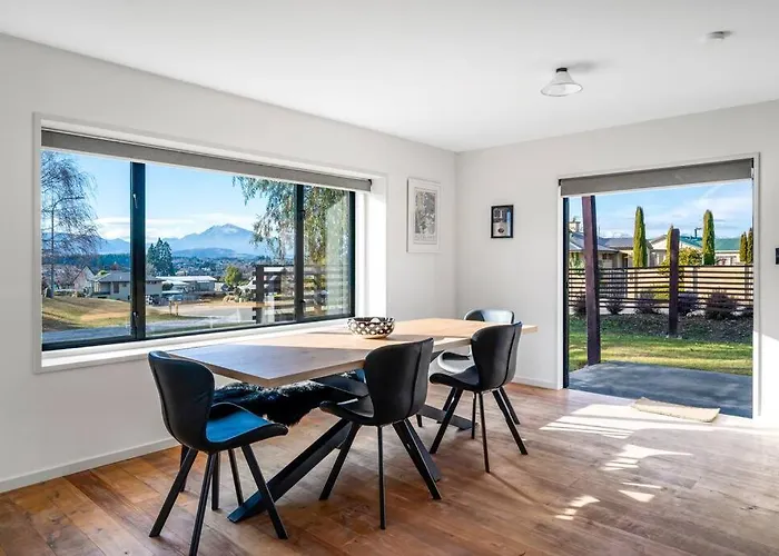Close To Town Modern With A Fireplace And Heat Pumps Sleeps 6 Wanaka