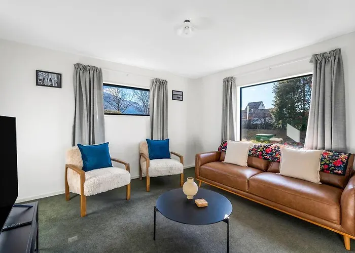 Close To Town Modern With A Fireplace And Heat Pumps Sleeps 6 Holiday home