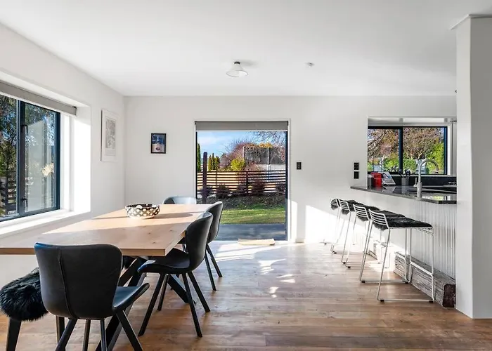 Close To Town Modern With A Fireplace And Heat Pumps Sleeps 6 * Wanaka