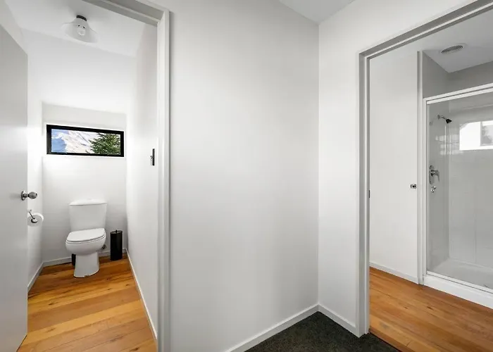Close To Town Modern With A Fireplace And Heat Pumps Sleeps 6