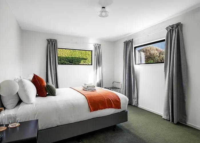 Holiday home Close To Town Modern With A Fireplace And Heat Pumps Sleeps 6