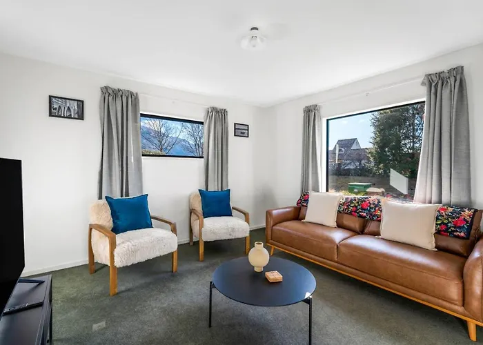 Close To Town Modern With A Fireplace And Heat Pumps Sleeps 6 Holiday home