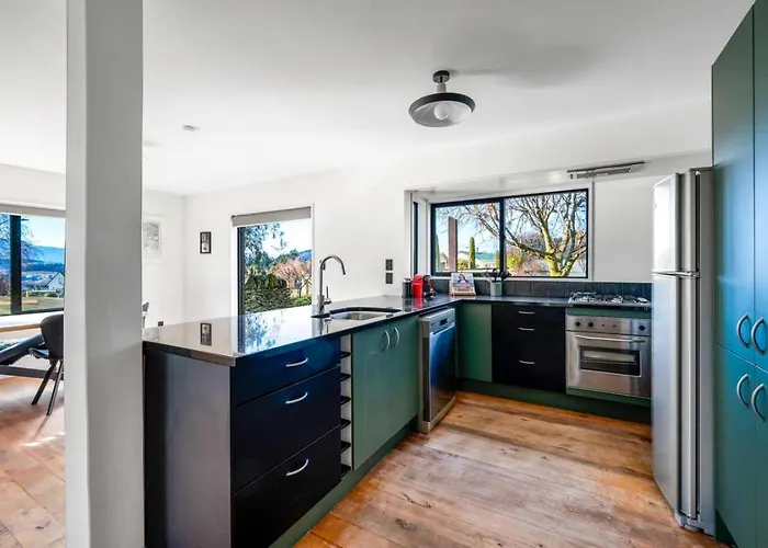 Close To Town Modern With A Fireplace And Heat Pumps Sleeps 6 Holiday home Wanaka