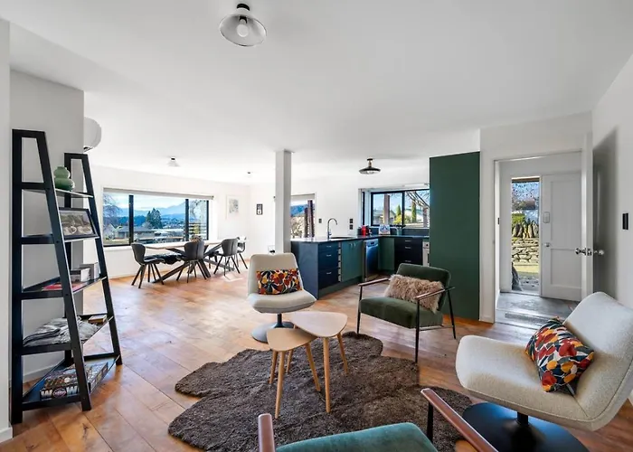Holiday home Close To Town Modern With A Fireplace And Heat Pumps Sleeps 6