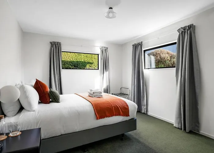 Close To Town Modern With A Fireplace And Heat Pumps Sleeps 6 Holiday home Wanaka
