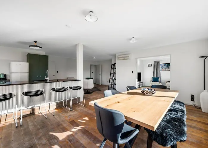 Close To Town Modern With A Fireplace And Heat Pumps Sleeps 6
