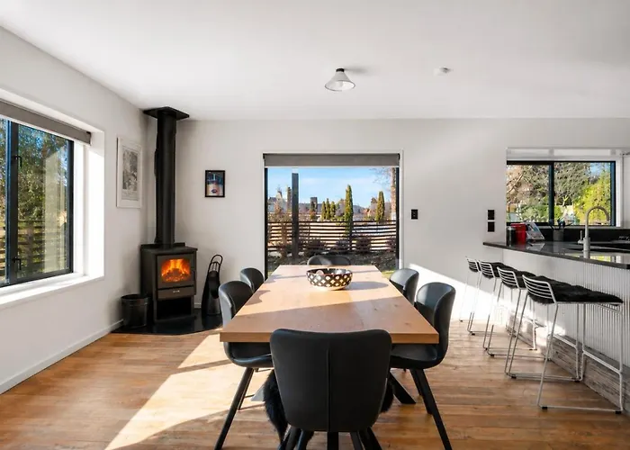 Holiday home Close To Town Modern With A Fireplace And Heat Pumps Sleeps 6 *