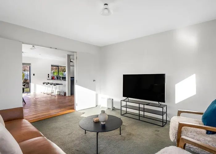 Close To Town Modern With A Fireplace And Heat Pumps Sleeps 6