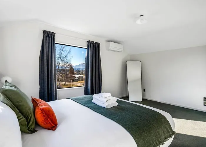 Close To Town Modern With A Fireplace And Heat Pumps Sleeps 6 Holiday home Wanaka