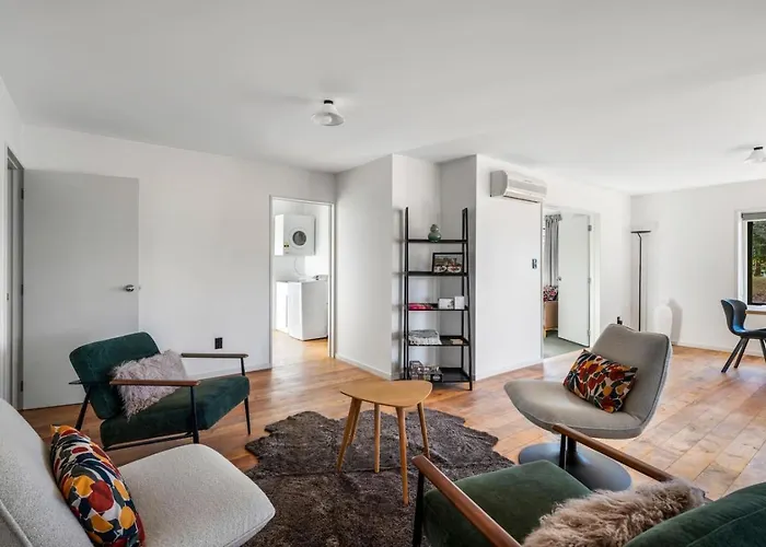 Close To Town Modern With A Fireplace And Heat Pumps Sleeps 6 Holiday home Wanaka