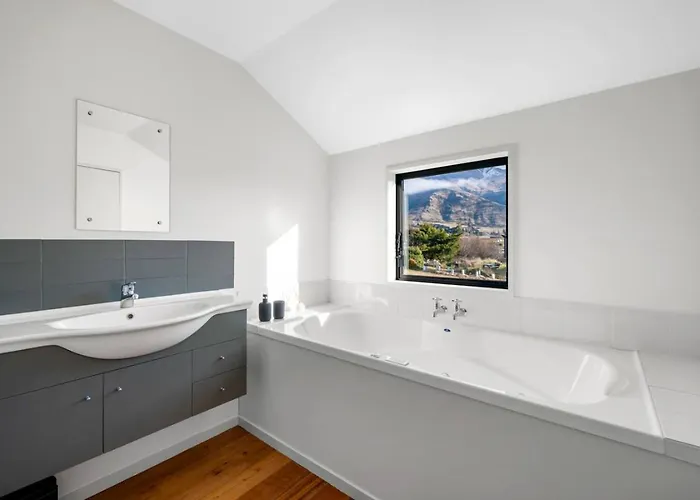 Holiday home Close To Town Modern With A Fireplace And Heat Pumps Sleeps 6 *